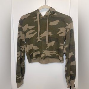 cropped sweatshirt camo print